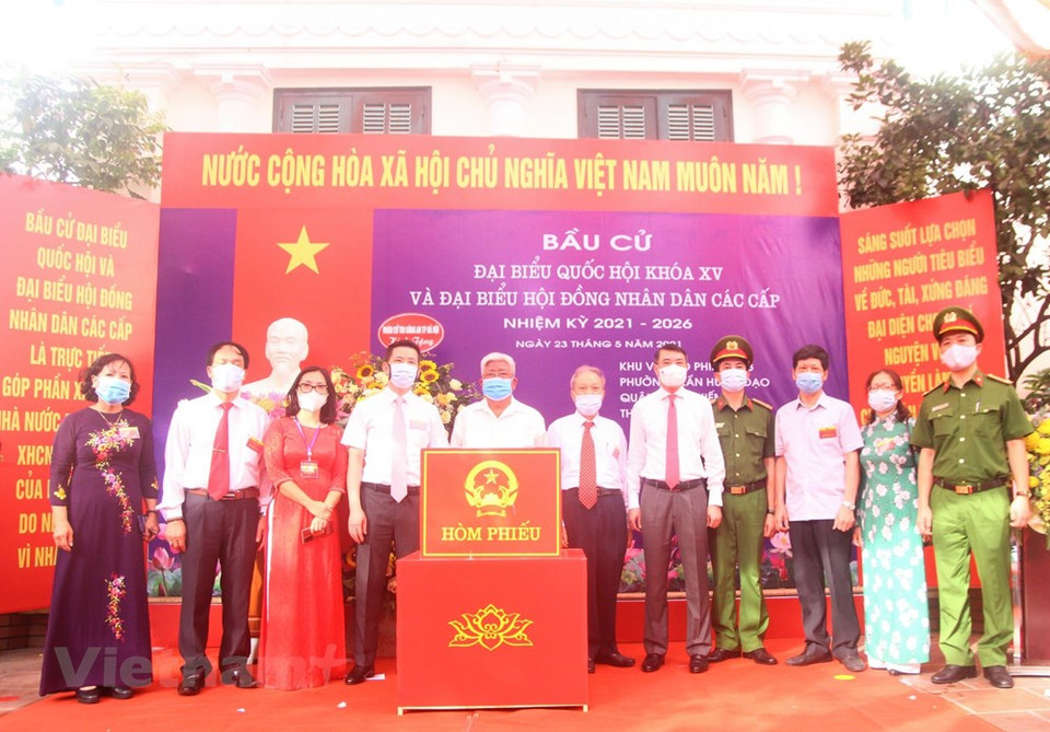 Las más de 80 mil unidades electorales en todo Vietnam abrieron desde las 7:00 hora local, para que más de 69 millones de votantes elijan a los diputados de la Asamblea Nacional de la XV legislatura y miembros de los Consejos Populares del mandato 2021-2026 de todos los niveles. Los dirigentes emitieron los primeros votos para elegir a los diputados. En medio de la situación compleja de la pandemia del COVID-19 en el país, en todas las urnas se fortalecen las medidas de prevención y control de la enfermedad, al tiempo que se refuerza la seguridad y el orden social en la capital para garantizar la celebración exitosa de los comicios. (Foto: Vietnam +)