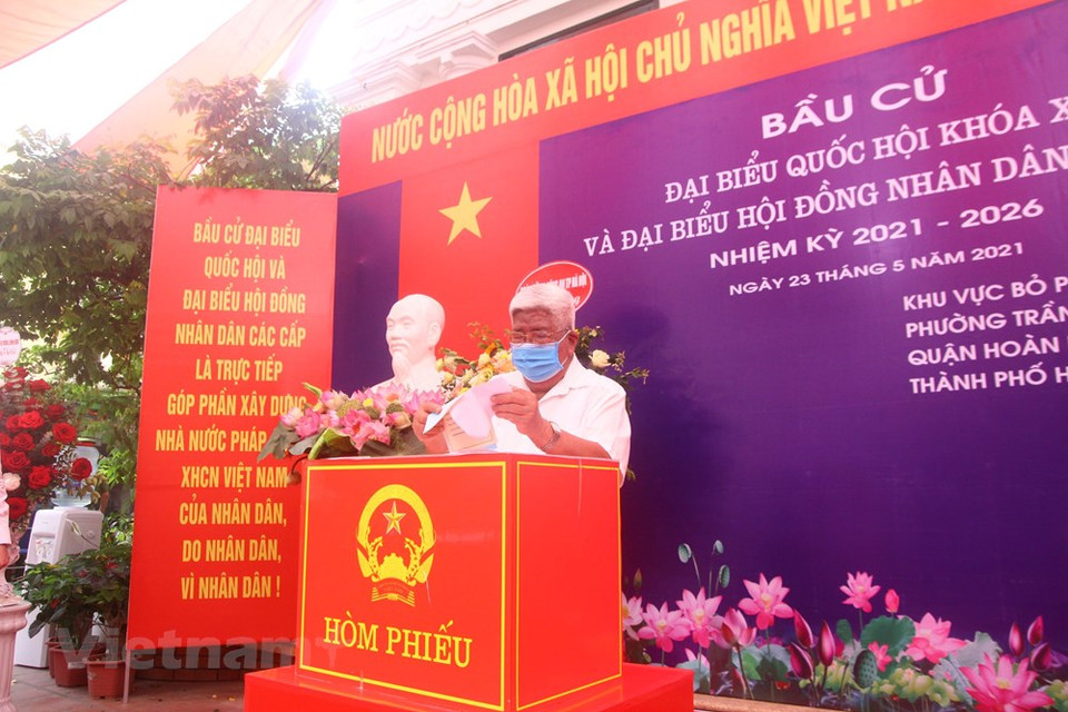 Las elecciones se celebran después del XIII Congreso Nacional del Partido Comunista, un evento de importancia estratégica para la renovación integral y el desarrollo rápido y sostenible del país en el nuevo período. En ese sentido, la selección de las personas calificadas a la Asamblea Nacional y los Consejos Populares constituye una tarea clave del Partido, el pueblo y el ejército en 2021. De los 866 candidatos, los electores seleccionarán a 500 diputados del Parlamento, tres mil 726 miembros de los Consejos Populares provinciales, 22 mil 952 de los distritales y 242 mil 312 a nivel de comuna. En la foto: Nguyen The Duyet, exmiembro del Buró Político y expresidente del Comité Central del Frente de la Patria de Vietnam emite su voto. (Foto: Vietnam +)