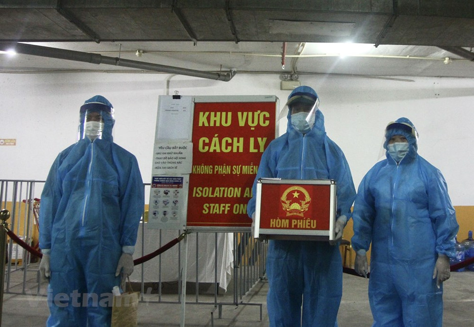 Los funcionarios del equipo electoral llevaron urnas móviles al hotel Muong Thanh Hanoi Grand Centre, en el número 78 de la calle Tho Nhuom, donde 67 extranjeros están en cuarentena y cuatro vietnamitas. Pese a la evolución complicada del COVID-19, los preparativos de las elecciones se realizaron de forma rigurosa y cumplen con las regulaciones de prevención y control de la pandemia de COVID-19. El 95,65 por ciento de los votantes vietnamitas participaron en los comicios parlamentarios y cerca de 32 mil colegios electorales reportaron la asistencia de todos los ciudadanos. Gracias al fomento de las medidas de supervisión, se garantizaron la seguridad y el orden social en las localidades hasta el final del sufragio, según el Consejo Electoral Nacional. (Foto: Vietnam +)