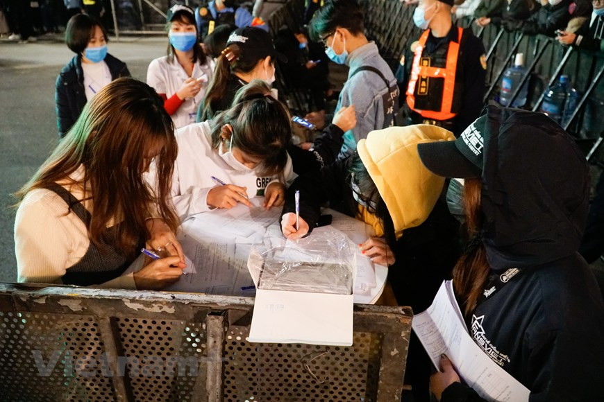 Los espectadores de la Cuenta Regresiva realizan la declaración médica antes de entrar en el evento. (Fuente: VNA)