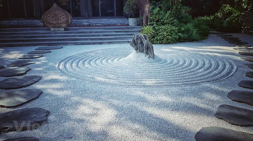 En la zona principal, se dibujan 12 círculos sobre el fondo de grava para presentar la vida humana. (Fuente: VNA)