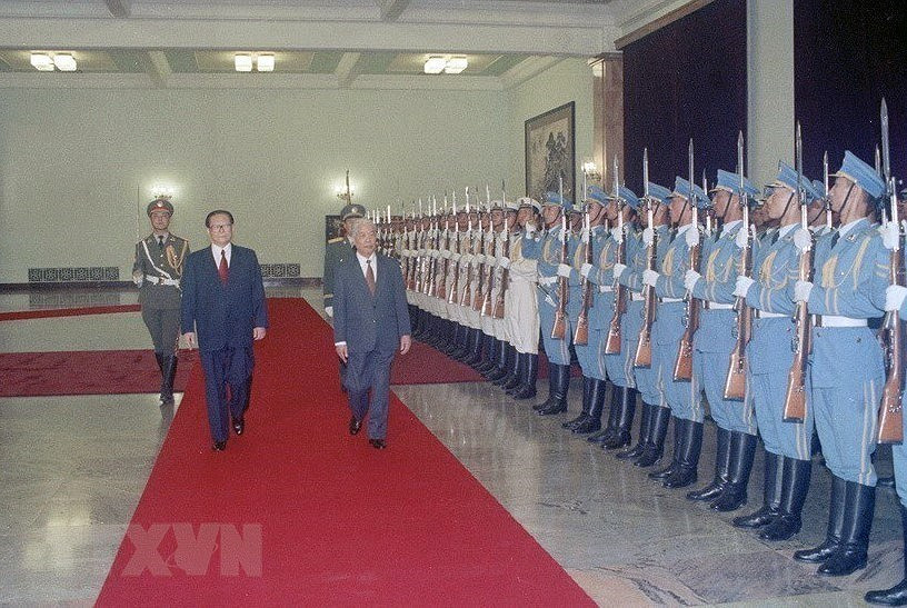 El 14 de julio de 1997, el secretario general del Partido Comunista y presidente de China, Jiang Zemin, presidió la ceremonia de bienvenida al secretario general del Partido Comunista de Vietnam, Do Muoi, quien realizó una visita oficial a China del 14 al 18 de julio de 1997. (Foto: VNA)