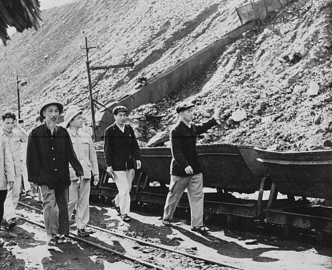 El Presidente Ho Chi Minh visita la mina de carbón Deo Nai el 30 de marzo de 1959. Foto: Archivo/VNA
