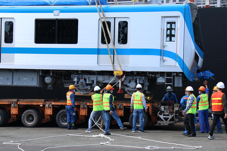 El primer vagón del tren número 4 fue descargado del barco Pulang Tala y puesto en un vehículo especializado para su traslado. (Foto: VNA)