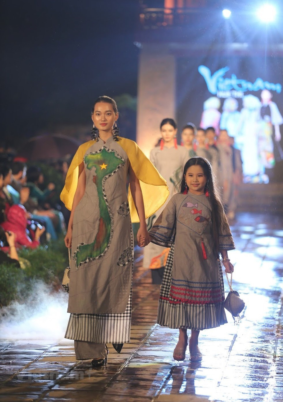 La versión primitiva de un Ao Dai fue un vestido de cuatro piezas, con una falda larga negra y un cinturón de tela de colores (surgido alrededor del año de 1744). Más tarde, ese atuendo fue rediseñado para ser más simple, con colores oscuros. En el siglo XIX, las mujeres de la nobleza usaban ao ngu than (un vestido de cinco piezas), para distinguirse de la clase baja. A principios del siglo XX, se introdujo el Ao Dai lémur, con detalles occidentales como mangas abullonadas y cuello en V. Sin embargo, se consideró indecente y contrario a los valores tradicionales. Después de que el Ao Dai lémur se desvaneció con el tiempo, el pintor Le Pho volvió a cambiar el Ao Dai, agregando detalles elegantes que eran más adecuados para la mujer y la cultura vietnamitas. (Foto: Vietnam+)