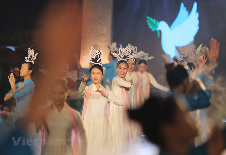 El Ao Dai es el atuendo tradicional de Vietnam y una característica cultural típica del país. Su diseño ha cambiado a lo largo de la historia, pero aún posee sus valores tradicionales, lo que contribuye a honrar la belleza y la elegancia de las mujeres vietnamitas. Desde hace más de doscientos años, el traje ha sido parte de la vida de los vietnamita como se ve reflejado en los antiguos tambores de bronce. Para conseguir la forma de hoy, el traje pasó por muchos cambios. Las féminas vietnamitas lo usan al ir a la escuela o al lugar de trabajo, en las fiestas y los eventos socioculturales, o al visitar los lugares sagrados como las pagodas, templos e iglesias. (Foto: Vietnam+)