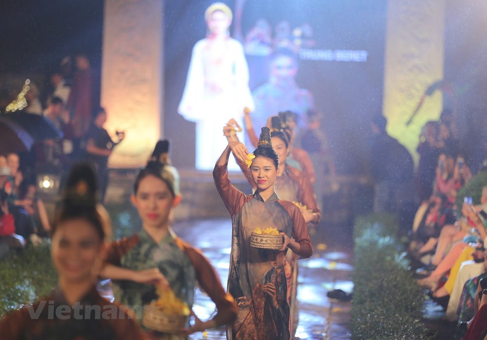 En las últimas décadas, en el contexto del desarrollo y la integración, con las necesidades apremiantes, el cambio de la vida moderna y las influencias de la indumentaria en el mundo, el Ao Dai ya no se usaba a diario, sino solo durante los eventos importantes, o por ciertas profesiones particulares que requería su empleo. Pero la tendencia a vestir el vestido ya vuelve, especialmente entre los jóvenes. El Ao Dai de las mujeres vietnamitas es apreciado por los amigos internacionales porque ese atuendo tradicional realza su belleza. Esta túnica es una magnífica creación que revela la quintaesencia de la cultura vietnamita. El uso de Ao Dai en la vida cotidiana refleja una belleza que cumple los deseos de los amantes de ese traje. (Foto: Vietnam+)