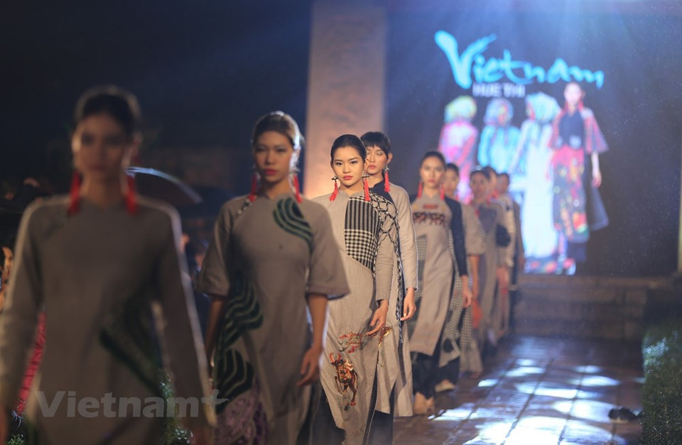 El 9 de abril, más de 600 diseños de Ao Dai (túnica tradicional de las mujeres vietnamitas) se presentan en el Templo de Literatura en Hanoi en el evento “Nuestro Ao Dai¨. En la década de los años de 1960, la sastrería Dung en el entonces Saigón (actual Ciudad Ho Chi Minh) creó el Ao Dai raglán, con el uso de la manga homónima que conectaba el cuello con la sisa, con las solapas delanteras y traseras conectadas por una fila de botones desde la parte superior hasta las axilas y a lo largo de un lado. El Ao dai ha seguido cambiando con muchos estilos y materiales nuevos. En la mente del pueblo vietnamita y en los ojos de amigos internacionales, el Ao dai es un símbolo de la gente y la cultura del país, especialmente de las mujeres. (Foto: Vietnam+)