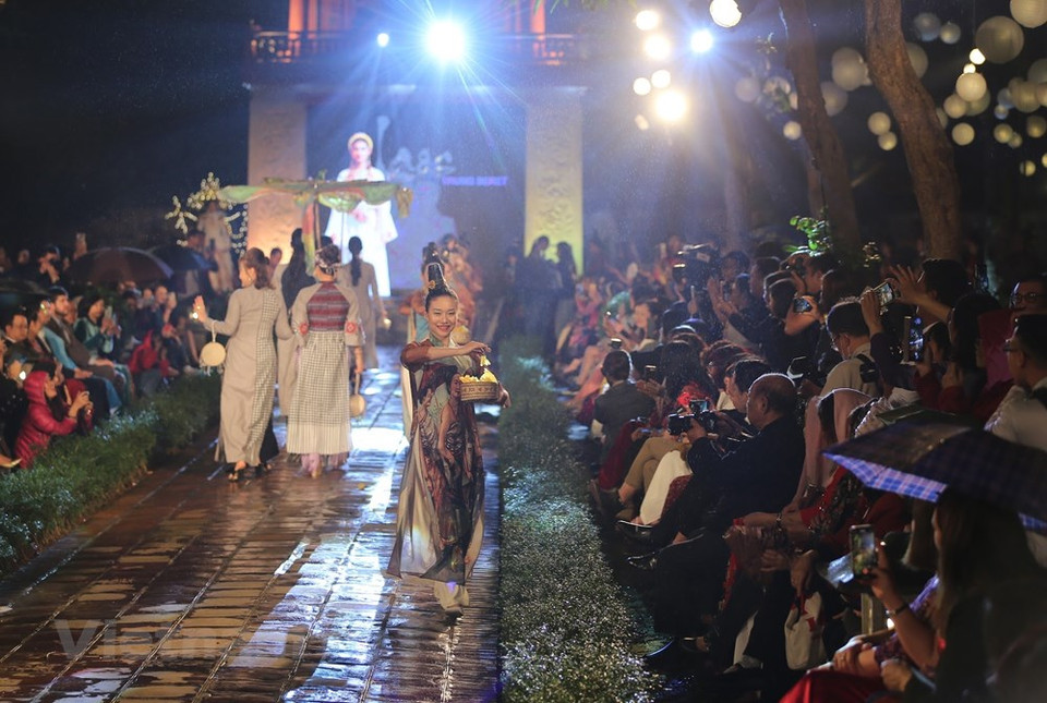 Ao dai es el traje tradicional de la mujer vietnamita que no sólo simboliza su belleza y su elegancia en las ceremonias de protocolo o en las fiestas tradicionales, sino que también se utiliza actualmente en la vida cotidiana, incluso en ocasiones en el trabajo. El Ao Dai, creado en el siglo XVII, es una legítima expresión de la cultura nacional y la prenda que por antonomasia contiene el alma y el carácter de la mujer vietnamita. Este atavío se caracteriza por su sencillez, pues consta de una túnica larga ligeramente ceñida en la parte superior y por lo regular de seda, que se usa sobre unos pantalones algo ajustados en las caderas y la cintura. (Foto: Vietnam+)