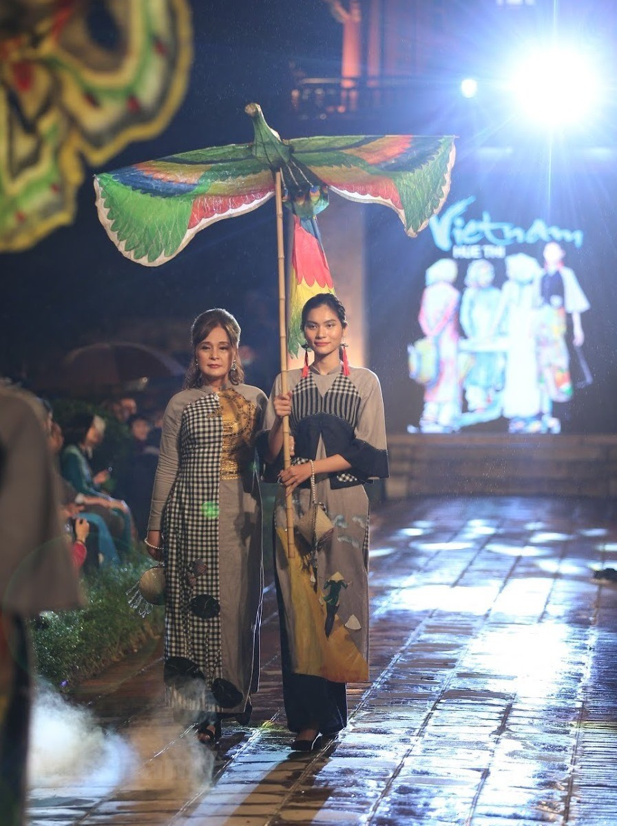 La competencia de Ao Dai también forma parte de los concursos de belleza en Vietnam. Su belleza ha sido una fuente inagotable de inspiración para los artistas vietnamita. El atuendo también es un producto cultural típico y un “mensajero” en la promoción del turismo vietnamita. En los últimos años, el Ao Dai ha sido renovado, combinando la quintaesencia de la cultura tradicional con la moda moderna. El Ao Dai todavía mantiene su vitalidad intacta. Ha superado muchos desafíos para preservar sus valores tradicionales, honrar a las mujeres y seguir siendo un símbolo de la cultura vietnamita, contribuyendo a promover la imagen del país en todo el mundo. (Foto: Vietnam+)