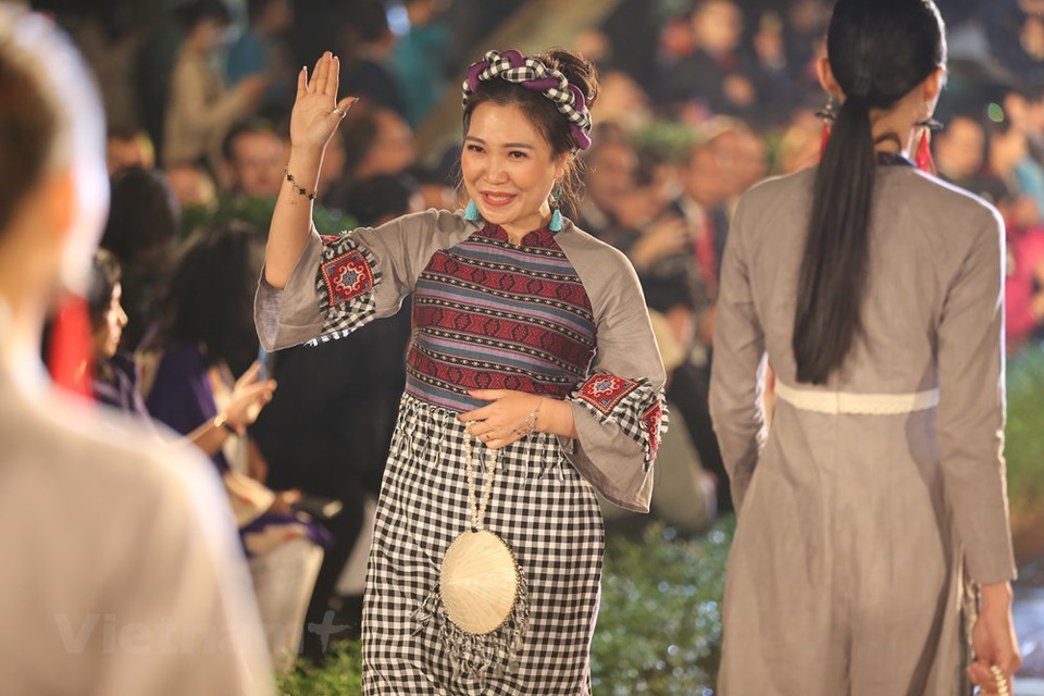 En los últimos años, llevar un Ao Dai para pasear durante el año nuevo lunar se ha convertido en un hábito familiar de muchas mujeres, especialmente en las grandes ciudades. En esa ocasión, los vietnamitas prefieren usar un Ao Dai de color rojo y de algunos otros colores destacados como verde, rosado, violeta y amarillo, los cuales son diseñados con materiales y modelos muy diversos. Como el hábito de llevar Ao dai en ocasión del Año Nuevo Lunar se pone de moda, los diseñadores deben poner en juego su máxima creatividad en los modelos, pero garantizando la identidad tradicional. Una de las formas en que los diseñadores vietnamitas mantienen la belleza tradicional es el uso de patrones decorativos impregnados de características nacionales. (Foto: Vietnam+)
