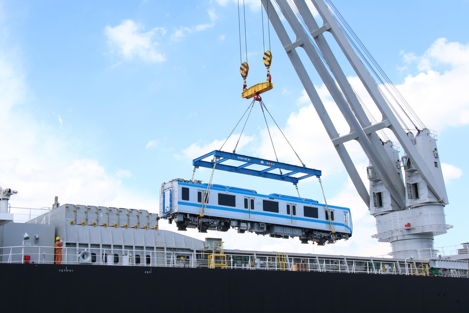 El primer vagón del tren número 4 fue descargado del barco Pulang Tala. (Foto: VNA)