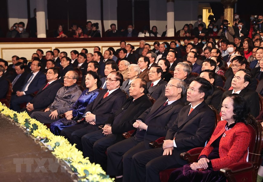 El primer ministro de Vietnam, Nguyen Xuan Phuc; la presidenta de la Asamblea Nacional, Nguyen Thi Kim Ngan, y dirigentes nacionales asisten al acto. (Fuente: VNA)