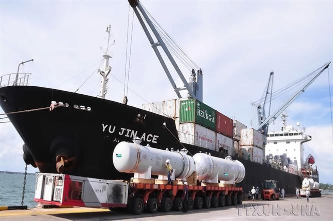 Exportación de equipo intercambiador de calor de la empresa Doosan Vina Heavy Industry (Corea del Sur) a Arabia Saudita, en el puerto Dung Quat, de la zona económica Dung Quat (Quang Ngai), en septiembre de 2012. (Foto: VNA)