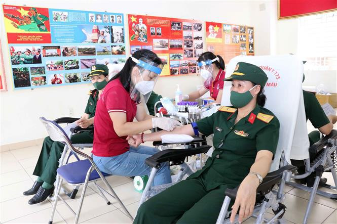 Oficiales, soldados y estudiantes de la Escuela de Oficiales Técnicos Militares se ofrecieron como voluntarios para donar sangre. (Foto: VNA)