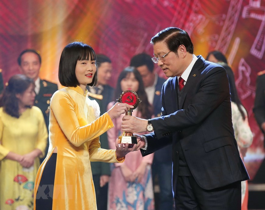 Cao Thi Thuy Duong, reportera del periódico electrónico Vietnamplus de la VNA, gana un premio de consolación. (Fuente: VNA)