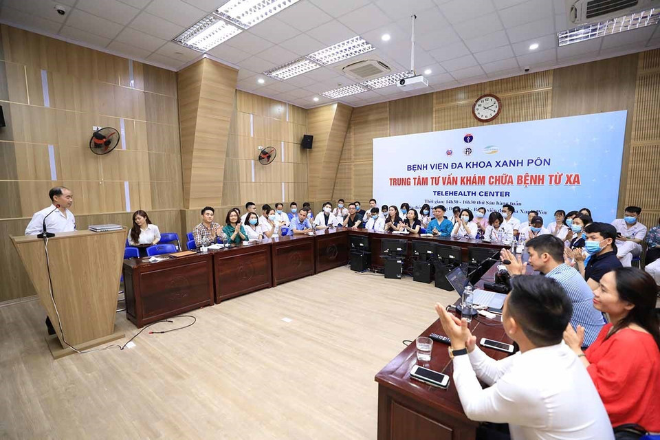 La Unión de Jóvenes de la VNA organiza un taller sobre las habilidades de tomar fotos para más de 50 médicos del Hospital General Saint Paul, Hanoi. (Foto: VNA)