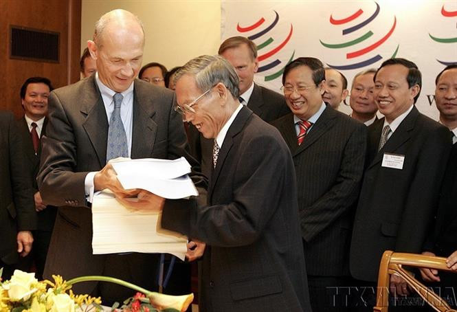 El 7 de noviembre de 2006, el ministro de Comercio, Truong Dinh Tuyen, y el director general de la OMC, Pascal Lamy, firmaron el protocolo de adhesión de Vietnam a esa institución, un importante paso adelante en la estrategia de integración económica internacional de Vietnam. (Foto: AFP/VNA)
