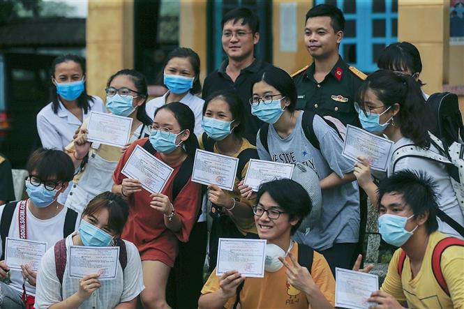 Se toman fotos de recuerdo con los soldados del Comando Militar de la provincia de Hoa Binh tras recibir el certificado de cumplimiento del período. (Foto: VNA)