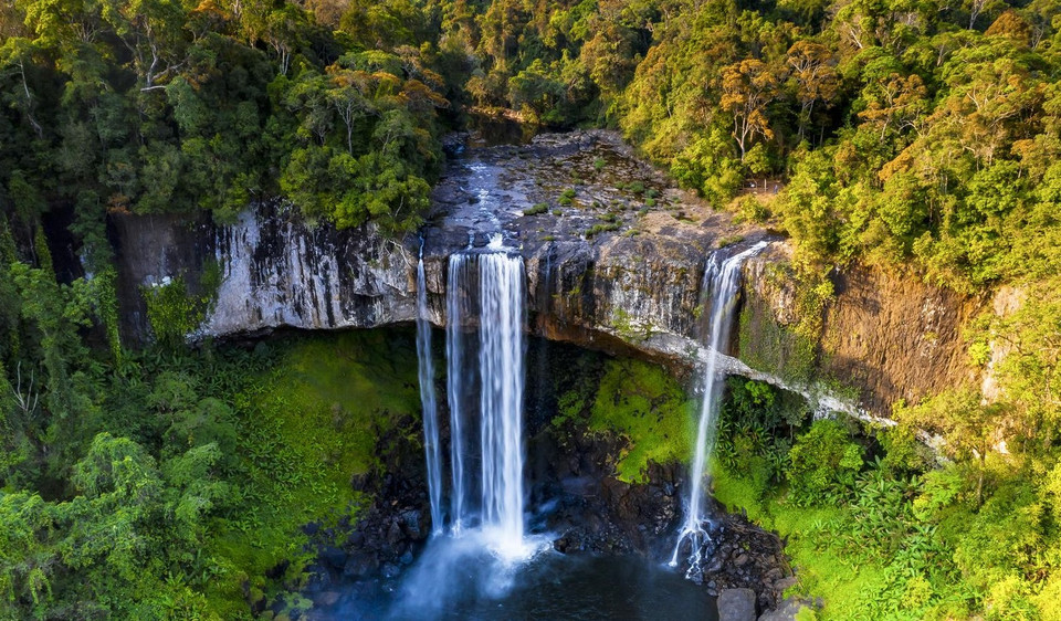  Como una de las cascadas más hermosas de las tierras altas centrales, apodada el "hada del bosque sagrado", el salto de agua se encuentra en la cabecera del río Con, en la frontera entre las provincias de Gia Lai y Binh Dinh. (Fuente: nhandan)