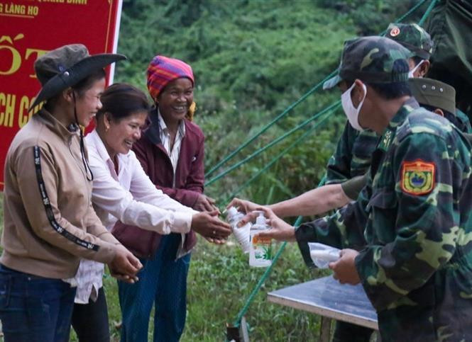 Los cuadros y soldados del Ejército Popular de Vietnam unen sus esfuerzos con los de todos los sectores y ramas para superar las dificultades en la lucha contra el coronavirus, por el objetivo de garantizar la salud y vida de la población. (Foto: VNA)