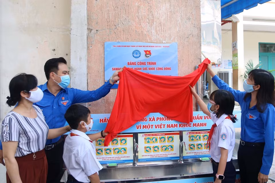 Dirigentes, soldados y representantes de la empresa de suministro de agua Sai Gon entregan lavaderos en la escuela de Linh Dong, en Ciudad Ho Chi Minh (Foto: VNA)