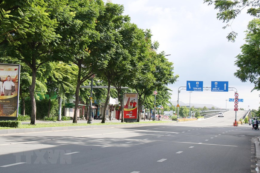 Debido a la reducción de los vuelos, la vía Truong Son hacia el aeropuerto de Tan Son Nhat carece de su actividad habitual. (Foto: VNA)