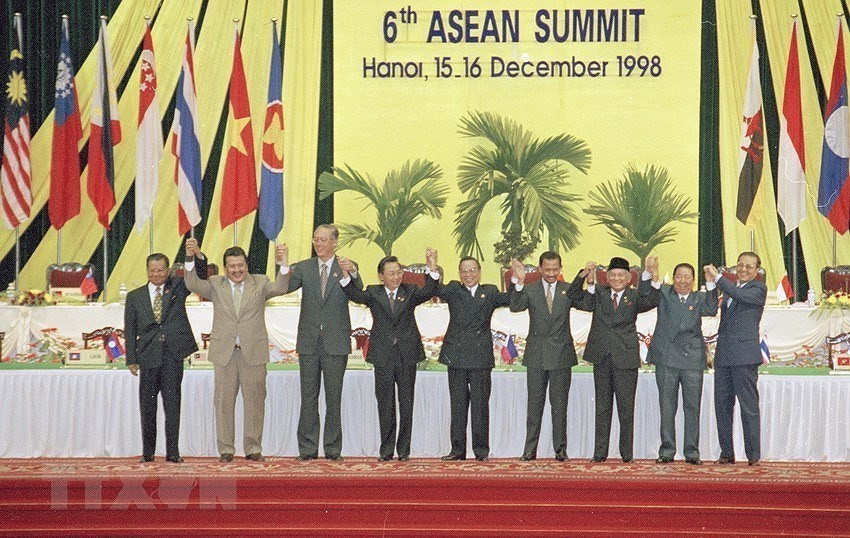 Vietnam organizó con éxito la VI Reunión de Líderes de la ASEAN. Se trata del primer evento que acogió el país desde su adhesión a la agrupación. En la foto: El primer ministro Phan Van Khai (centro) y otros líderes de la ASEAN posan para una foto en la clausura de la magna cita que se efectuó en Hanoi del 15 al 16 de diciembre de 1998. (Foto: VNA)