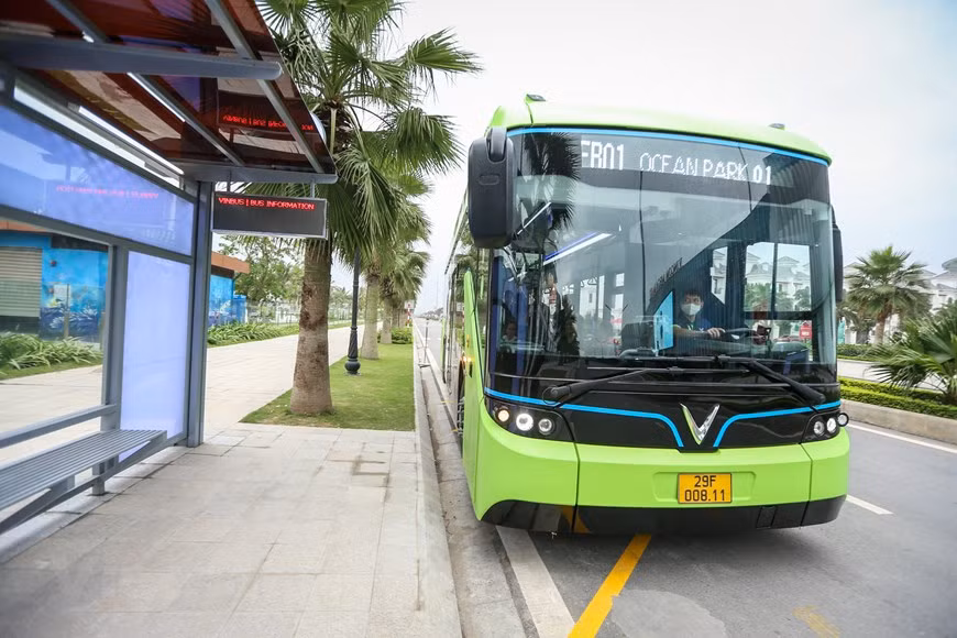  Se instalan también servicios para la limpieza de los autobuses VinBus. (Foto: Vietnam+)