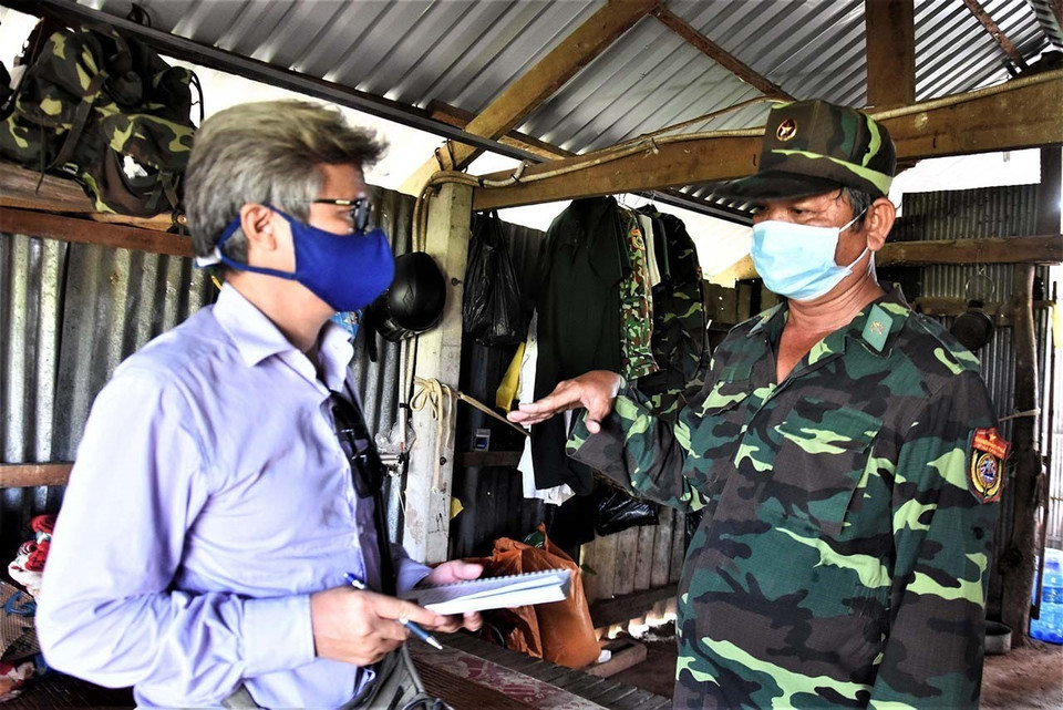 El reportero Nguyen Xuan Khu de la oficina representativa de la VNA en Ciudad Ho Chi Minh entrevista a los efectivos en el puesto de control fronterizo My Quy Tay, en la provincia de Long An, en mayo de 2020. (Foto: VNA)