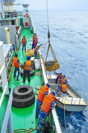 Trasladan productos y regalos por el Tet a la plataforma DK1/15. (Foto: VNA)