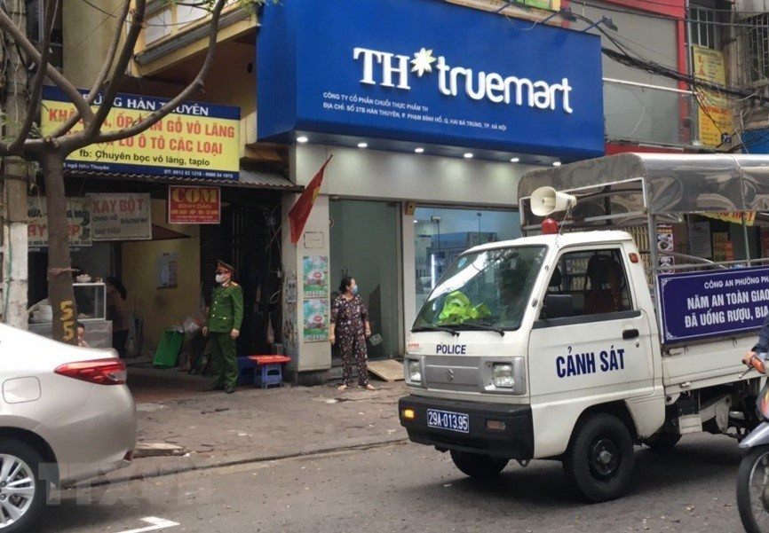 La policía del barrio de Phan Chu Trinh supervisa la implementación del cierre de los puestos de venta de comida, té y café en las aceras (Foto: VNA)