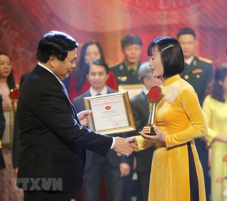 Cao Thi Thuy Duong, reportera del periódico electrónico Vietnamplus de la VNA, gana un premio de consolación. (Fuente: VNA)