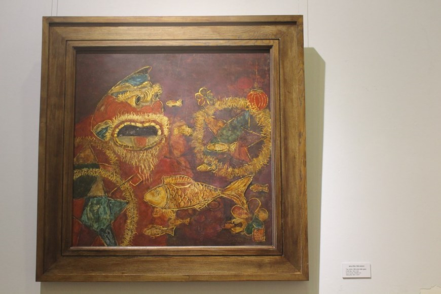 Los rituales de veneración están relacionados con una frase tradicional: "Cuando se toma el agua, se piensa en la fuente", la cual se transmite de generación en generación en Vietnam. A través de los cultos, los hijos expresan su gratitud a sus padres y sus antepasados por darles la vida, así como a los genios comunales, cuya bendición piden para tener un buen tiempo, una cosecha especial y una vida próspera, y a los reyes del país y los héroes nacionales por defender y construir la patria. Las imágenes utilizadas en rituales de adoración juegan un papel importante en la vida religiosa de los vietnamitas, y las pinturas en la exposición reflejan parte de esta característica cultural única. (Foto: Vietnam+) 