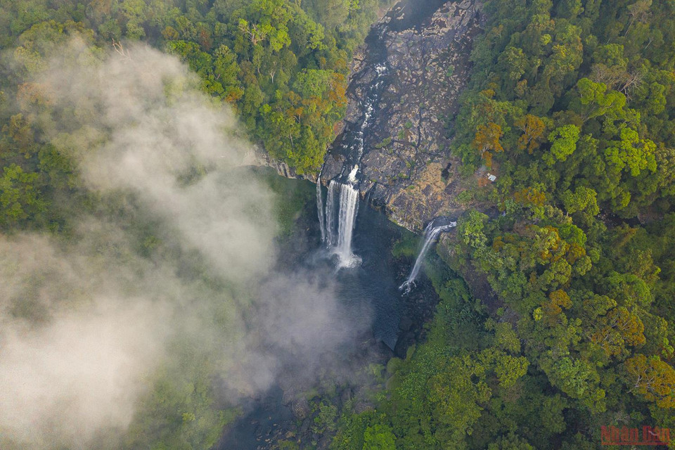 50 tiene una altura de unos 54 metros y un ancho de 20 a 100 metros. Desde el corazón de la montaña, la cascada fluye rápida por el largo arroyo. (Fuente: nhandan)