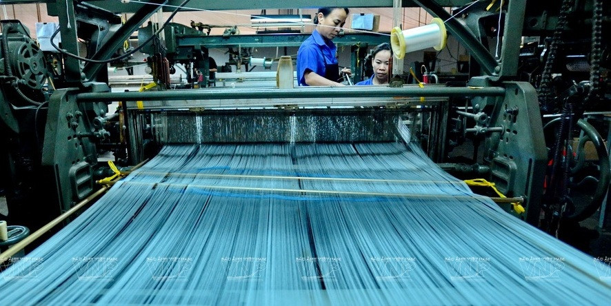 Máquina de tejer kimonos con hilo de seda fina en Bao Loc, en la provincia central de Lam Dong.