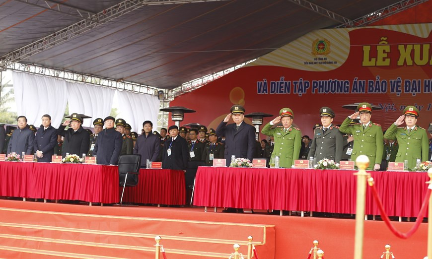 El miembro del Buró Político y permanente del Secretariado del PCV, Tran Quoc Vuong y los delegados participan en el acto de abanderamiento y ensayo para garantizar la seguridad del XIII Congreso Nacional del Partido. (Fuente:VNA)