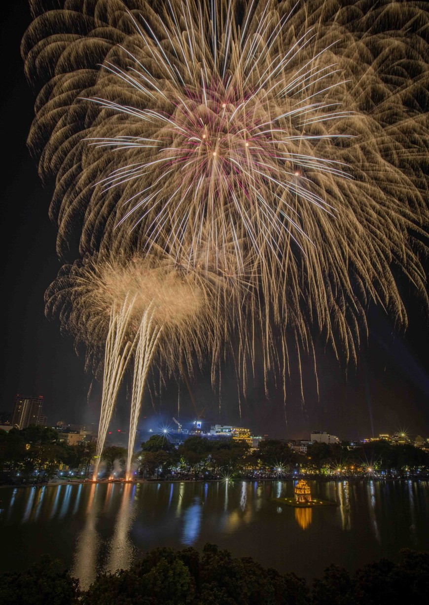 Fuegos artificiales en el área peatonal del lago Hoan Kiem. (Fuente: VNA)