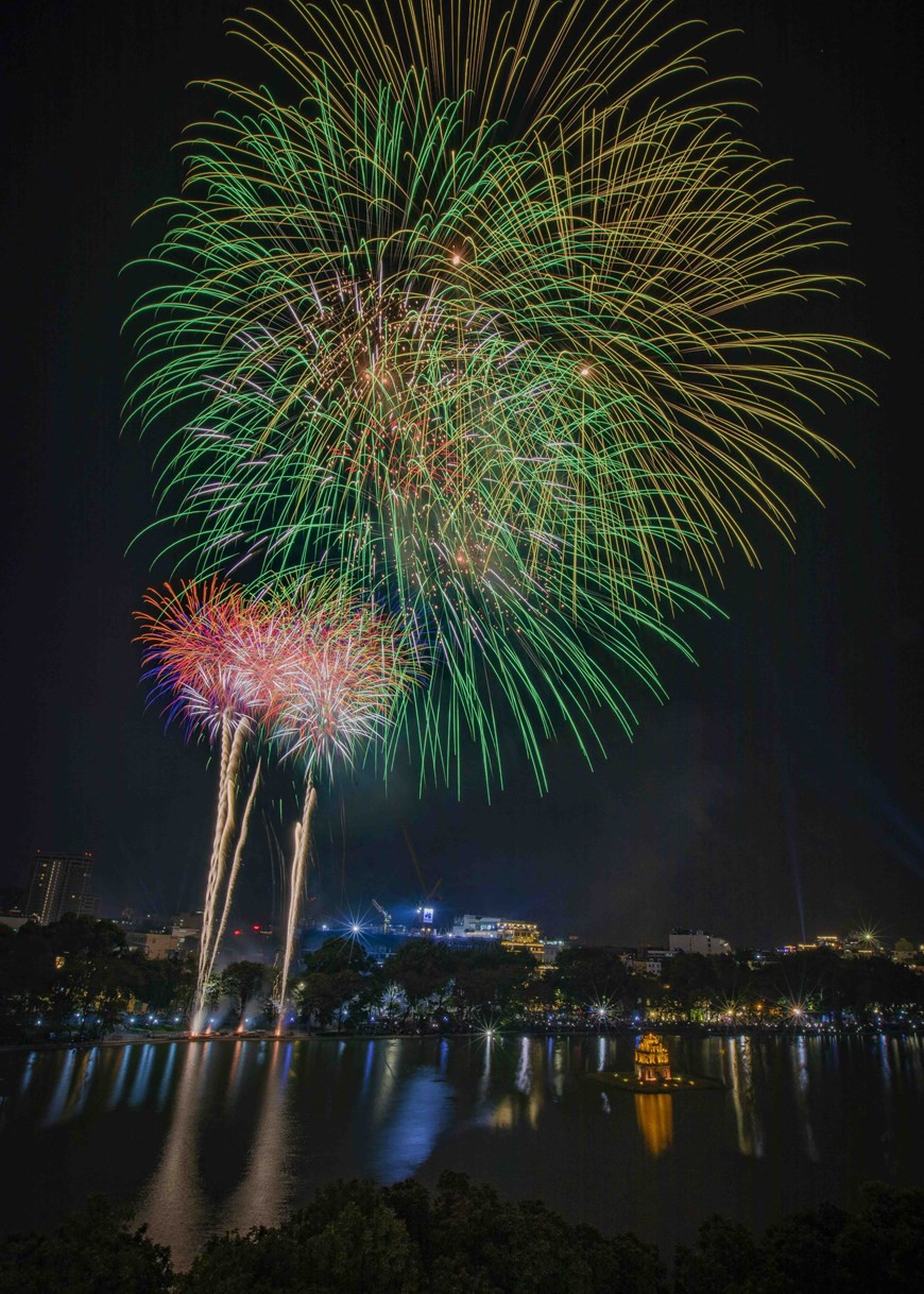 Fuegos artificiales en el área peatonal del lago Hoan Kiem. (Fuente: VNA)
