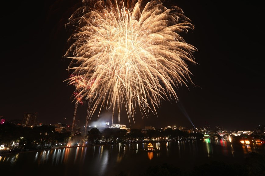 Fuegos artificiales en el área peatonal del lago Hoan Kiem. (Fuente: VNA)