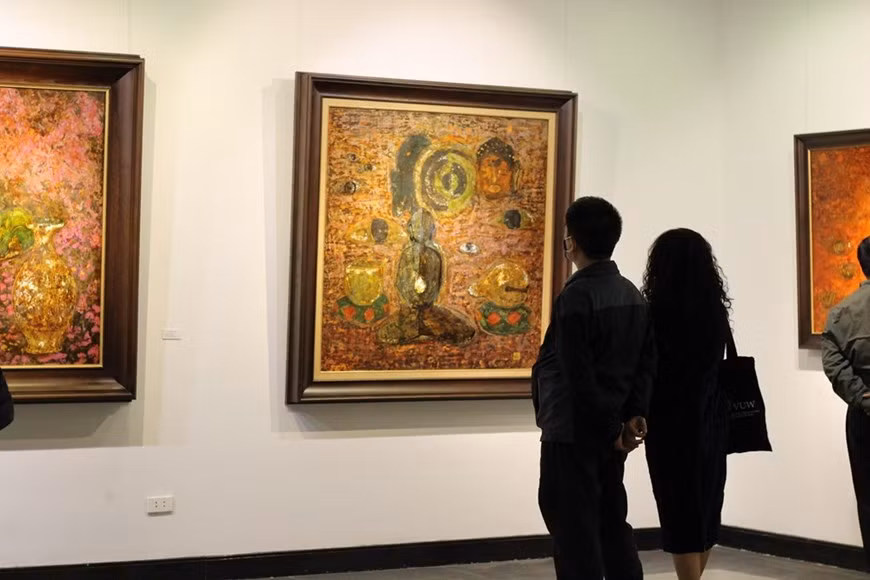La adoración a los antepasados no es una religión, sino una forma de preservar la memoria y mostrar la gratitud a los ancestros. El altar ancestral está ambientado con imágenes ancestrales, junto con una urna de incienso en el centro como símbolo de las estrellas. Dentro de la urna suele haber una varilla de incienso que representa el universo. Los ritos consisten en hacer ofrendas de frutas, alimentos y licor, encender las velas y quemar incienso antes de orar frente al altar. El culto a los antepasados también es una expresión de piedad filial y una profunda gratitud por el nacimiento y la crianza de los antepasados, así como una conexión de la base de las relaciones familiares. (Foto: Vietnam+) 