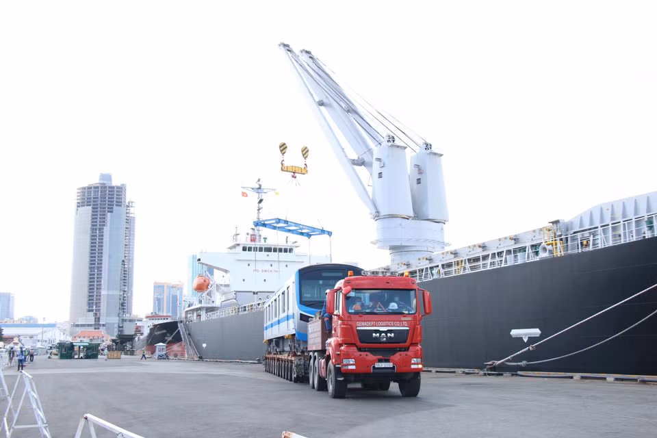 El primer vagón del tren número 4 será traslado al depósito de Long Binh (Foto: VNA)