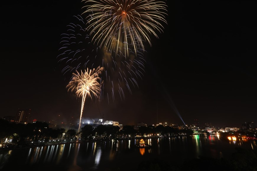 Justo a las 00:00 hora local del 1 de enero de 2021, en Hanoi se efectuaron espectáculos pirotécnicos en tres lugares: el área del lago Hoan Kiem, el parque Thong Nhat y el estadio de My Dinh. (Fuente: VNA)