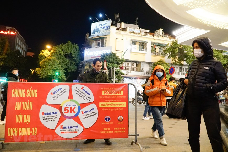 Autoridades demarcan las entradas para los peatones. En la barrera se coloca una pancarta sobre las medidas sanitarias 5K del Ministerio de Salud (Mascarillas, Desinfección, Distancia, Sin Multitudes y Declaración Médica). (Fuente: VNA)
