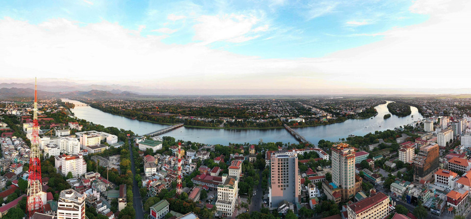 El río Huong es un regalo de la naturaleza a la antigua ciudad imperial de Hue, donde se encuentran paisajes poéticos y patrimonios culturales. (Foto: VNA)
