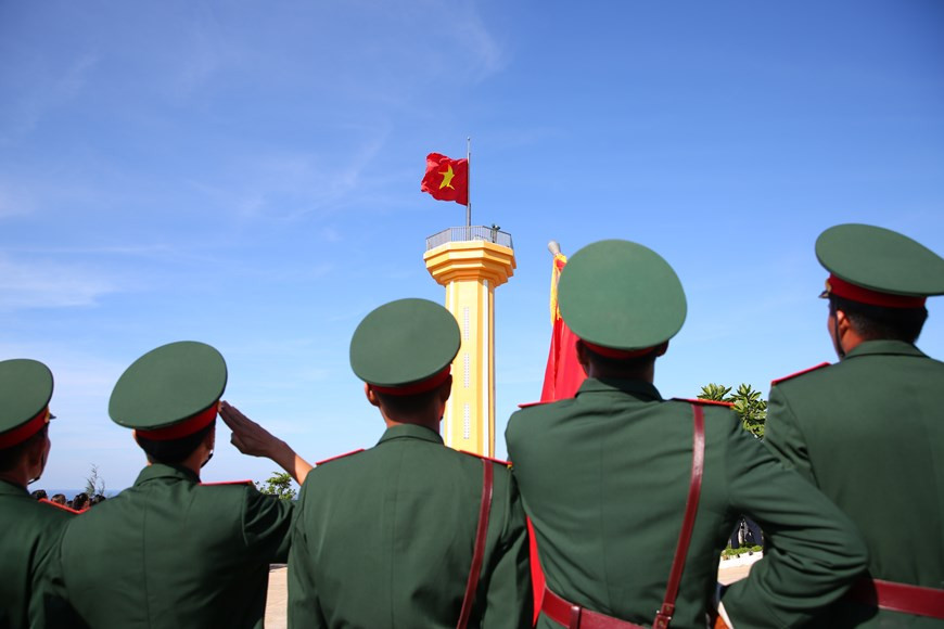 La ceremonia de izamiento de bandera en la cima de montaña de Thoi Loi (Foto: Lam Phan/Vietnam+)