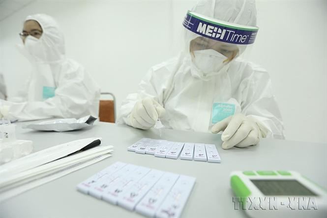 El kit de prueba rápida del COVID-19, investigado, desarrollado y fabricado por Vietnam, apareció en el momento adecuado y se puso en producción y uso en los últimos dos años. (Foto: VNA)