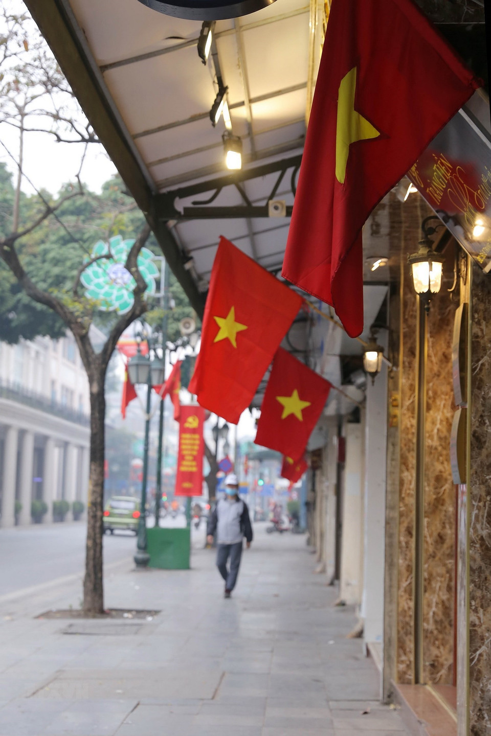 Banderas nacionales colgadas a lo largo de la calle Trang Thi para dar la bienvenida al XIII Congreso Nacional del Partido Comunista de Vietnam (Foto: VNA)