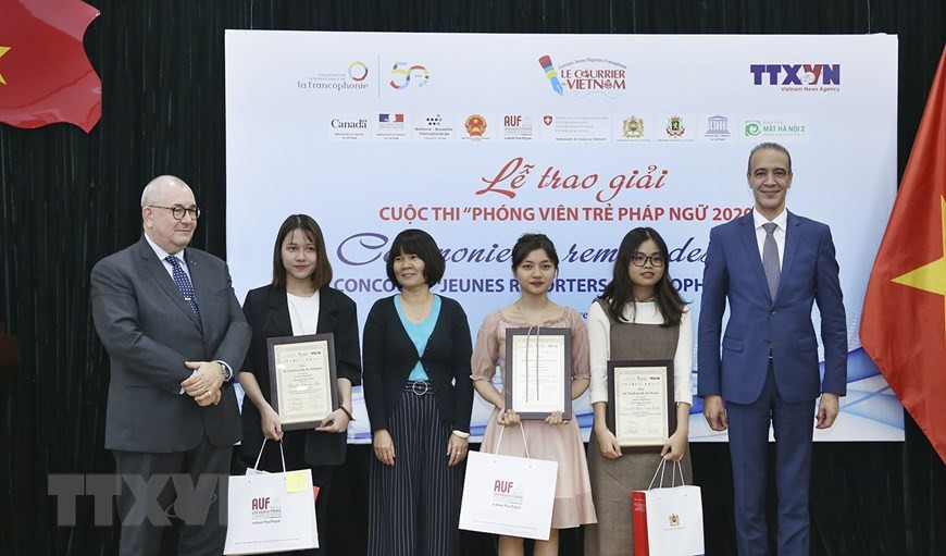 El embajador de Marruecos, Jamale Chouaibi, presenta el “Premio de la Embajada de Marruecos” en el concurso “Jóvenes reporteros francófonos 2020”, coorganizado por el periódico Le Courrier du Vietnam de la VNA y la Organización Internacional de la Francofonía, el 13 de noviembre de 2020 en Hanoi. (Foto: Truong Tran/VNA)