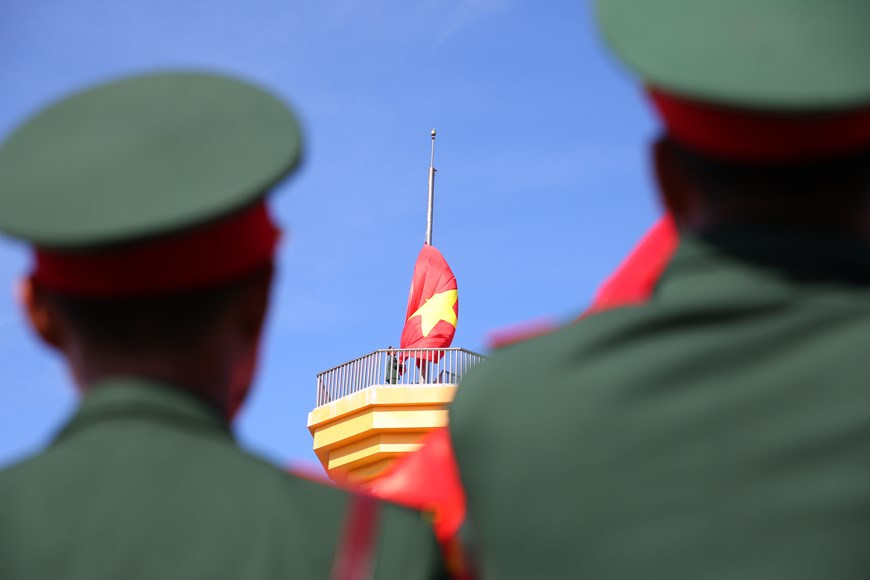 La ceremonia de izamiento de la bandera en la cima de la montaña de Thoi Loi (Foto: Lam Phan/Vietnam+)